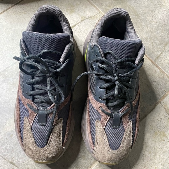 Mauve Yeezy 700 - Picture 4 of 7